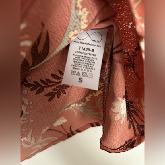 NWT Boutique “Les Amis” Floral Patterned Top with Puff Sleeves - Picture 4 of 7